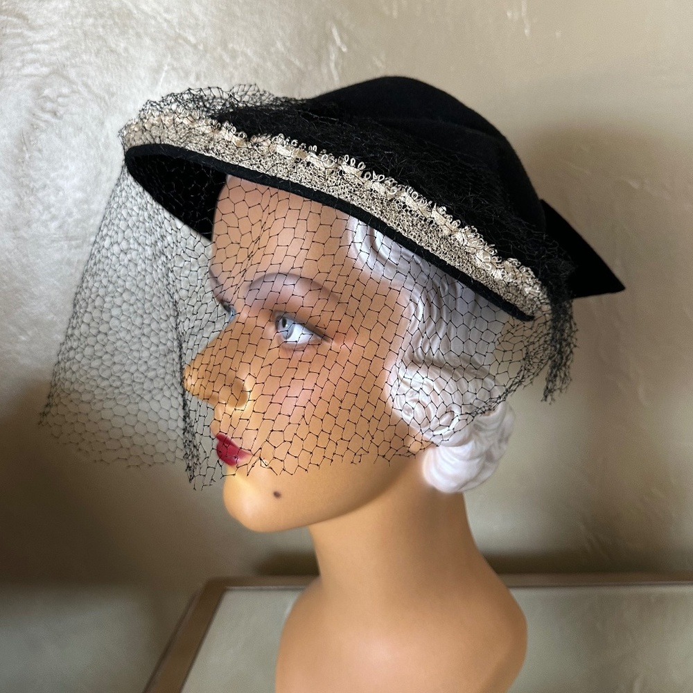 CLASSY 1940s' BLACK FELT HAT + OPEN CROWN AT BACK, LARGE BOW, WHITE TRIM & VEIL - Picture 3 of 13